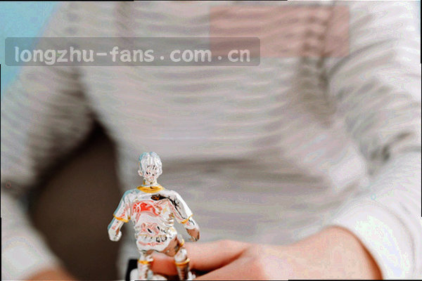 一份展开的体育报纸，标题处有金色边框